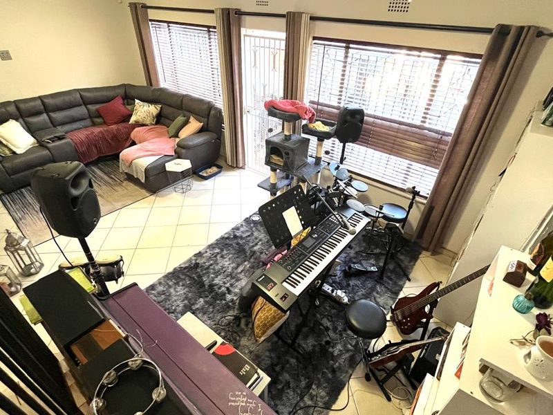 Double Storey Delight! Modern Townhouse + Pet-Friendly!! - Photo 5