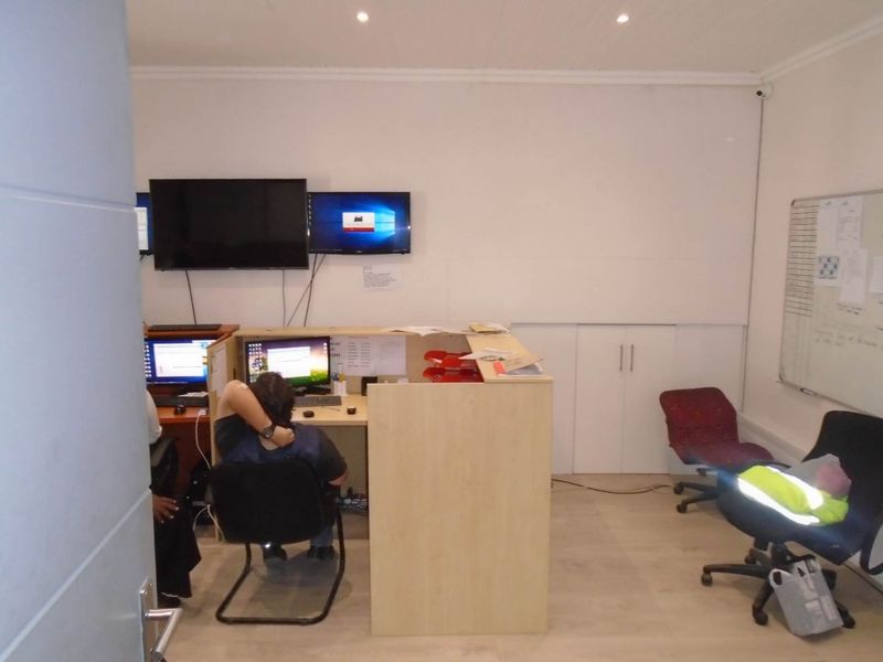 INDUSTRIAL WAREHOUSE IN EXCELLENT POSITION - Photo 10