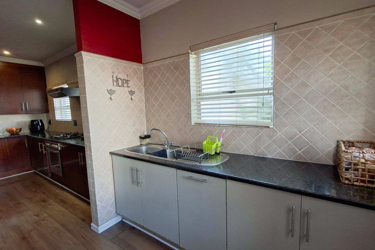 Modern Family Home in The Boulevard, Edenburg - Photo 3