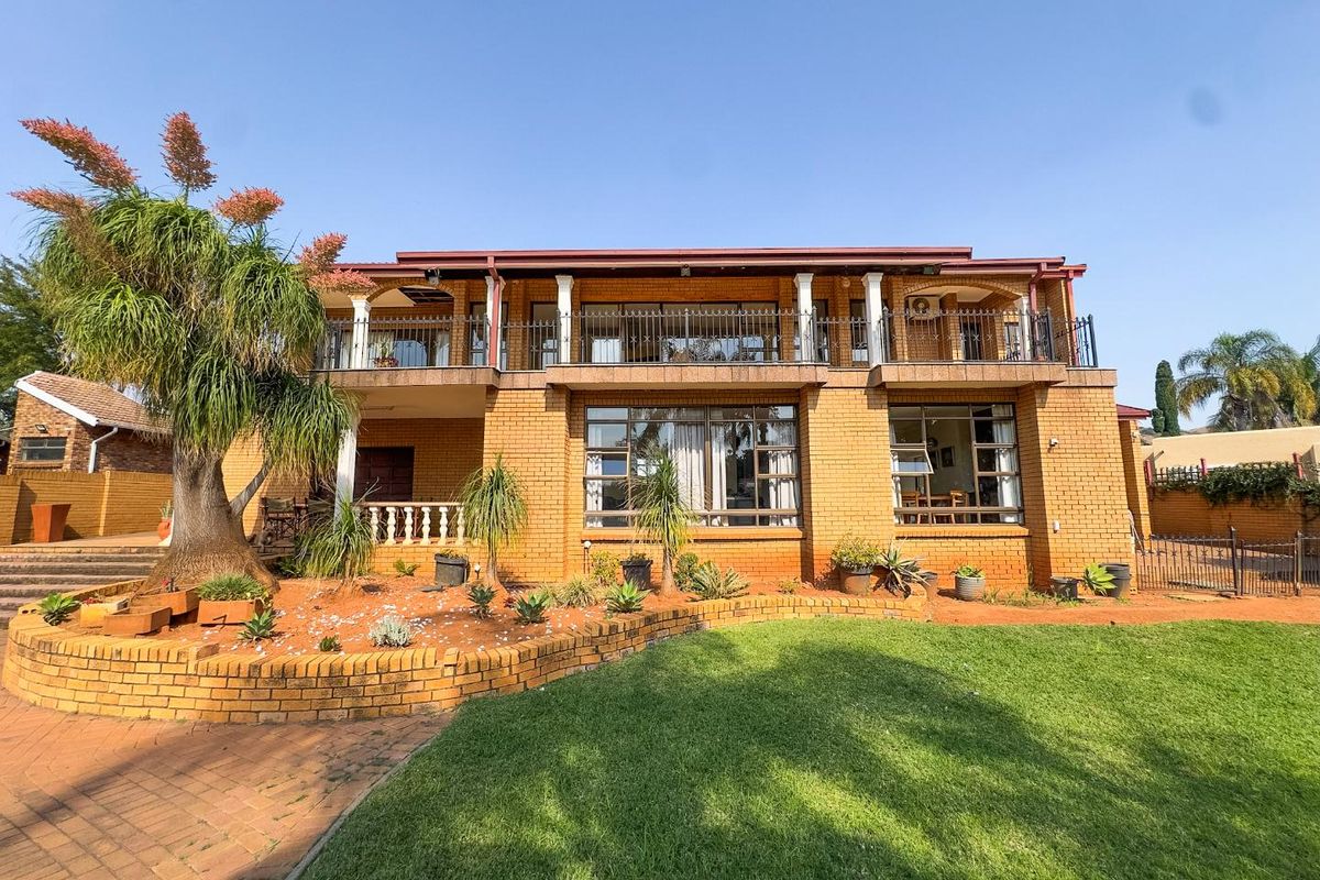 Spacious 4 Bedroom Family Home with Borehole, Pool, Butler's Pantry & 6 Garages - Photo 3