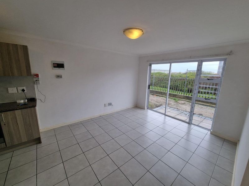 Unfurnished Two Bedroom Ground Floor Apartment To Rent in Muizenberg - Photo 10