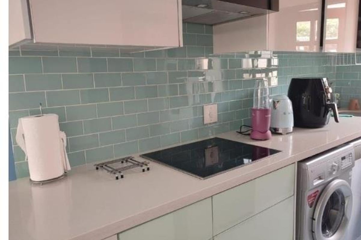 Two Bedroom renovated ground floor apartment with a big garden - Photo 4