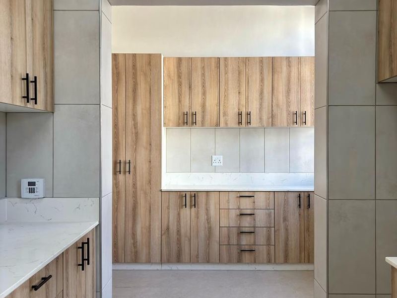 🏡 Modernized 5-Bedroom Home with Flat & Tandem Garage – Lüderitz - Photo 4