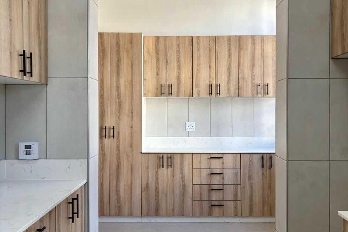 🏡 Modernized 5-Bedroom Home with Flat & Tandem Garage – Lüderitz - Photo 4