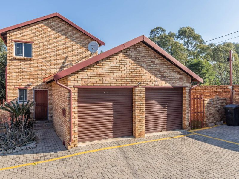 Newly listed 2 bed 1.5 bath duplex. Wilgeheuwel - Photo 2