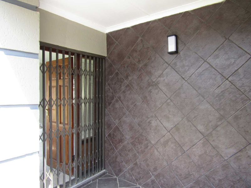 Newly renovated Home with Flat Let - Photo 4