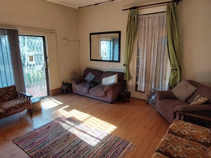 3 Bedroom Home with Extensive Level Garden - Photo 6