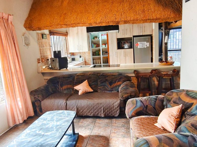 Stunning Tranquil Retreat with Lush Gardens and Modern Comforts - Photo 4