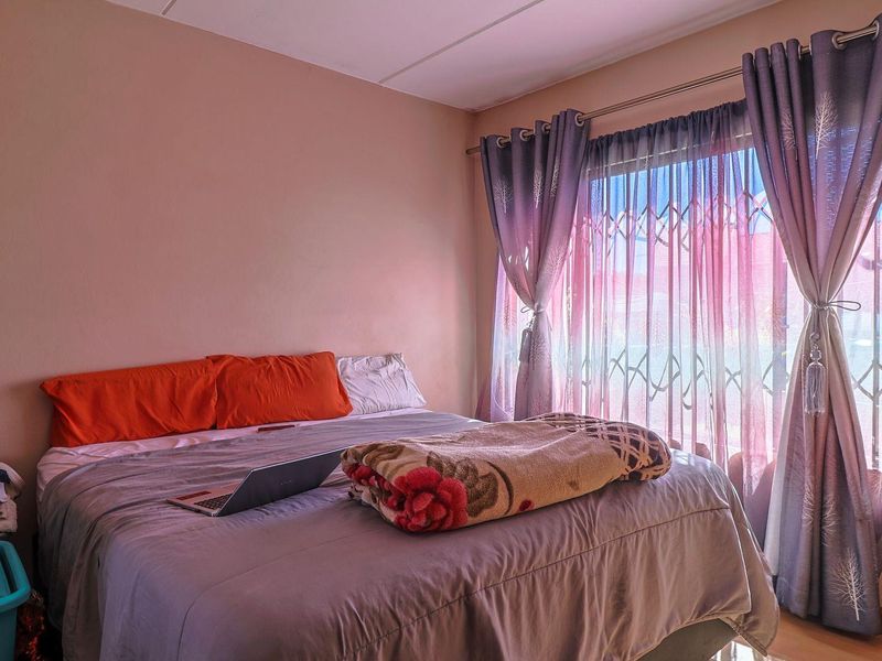 **Charming 2-Bedroom Ground Floor Apartment for Sale in Mondeor** - Photo 8