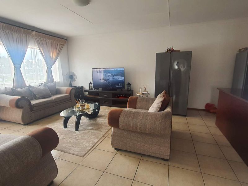**Charming 3-Bedroom Apartment in Prestigious Golf Estate, North Pretoria** - Photo 10