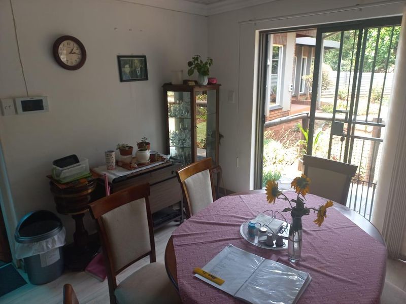 CHARMING FAMILY HOME IN THE HEART OF LYTTELTON MANOR!! - Photo 10
