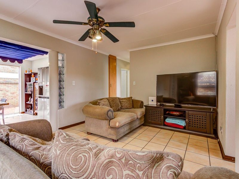 SECURE, PEACEFUL LIVING - PET FRIENDLY and LOW LEVY too! - Photo 9