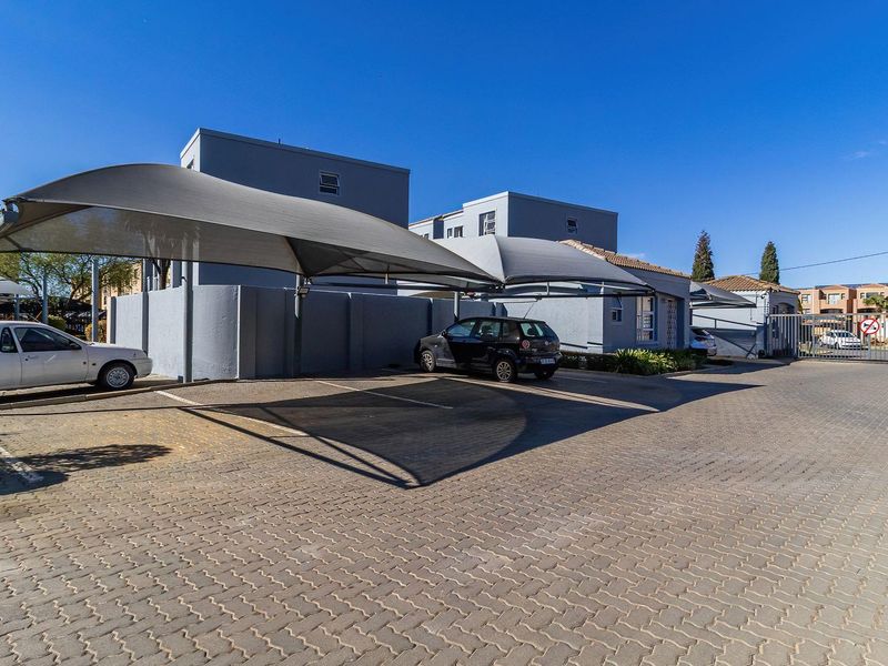 Your Ideal Home: Ground Floor Unit with Patio & Pool Access - Photo 3