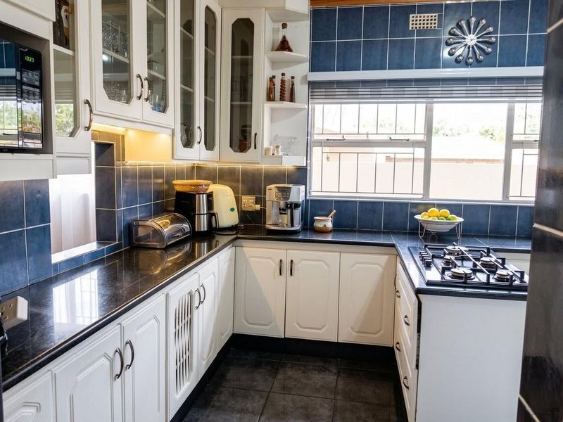 Beautifully Renovated Four-Bedroom Home With Pool And Lapa - Photo 10