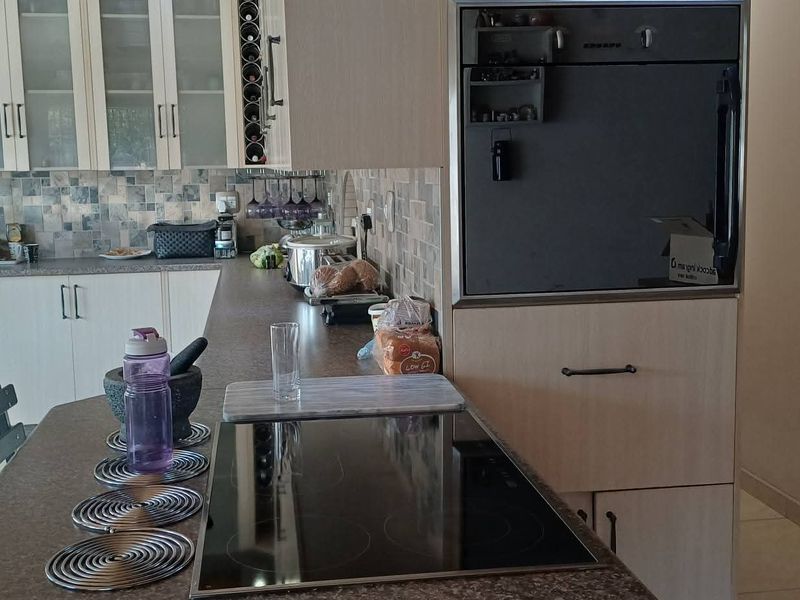 Perfect home for a family seeking space & security! - Photo 7