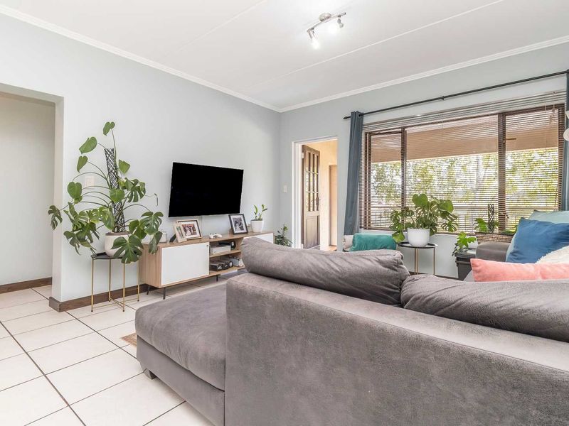 Renovated Gem: Stylish Living in the Heart of Sunninghill - Photo 4