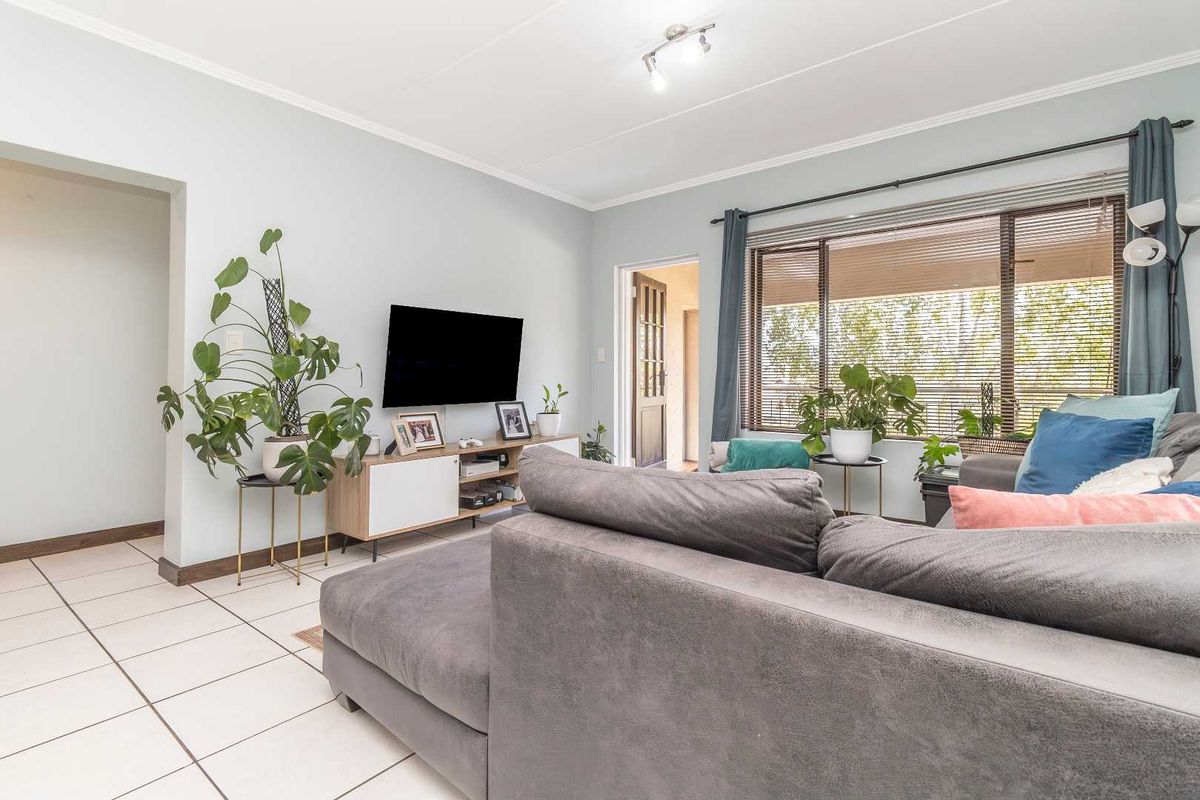 Renovated Gem: Stylish Living in the Heart of Sunninghill - Photo 4
