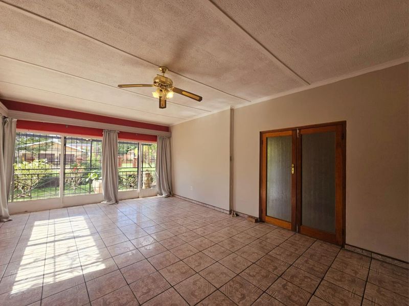 Live Where Everything You Need Is Just Around The Corner. - Photo 6