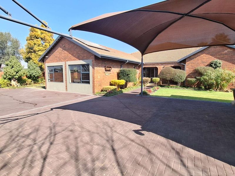Renovated, Refined & Ready to Impress in Aerorand - Photo 3