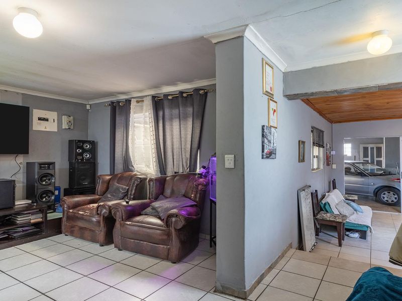 Great 2 bedroom 1 Bathroom Plus Pool For Sale - Photo 4