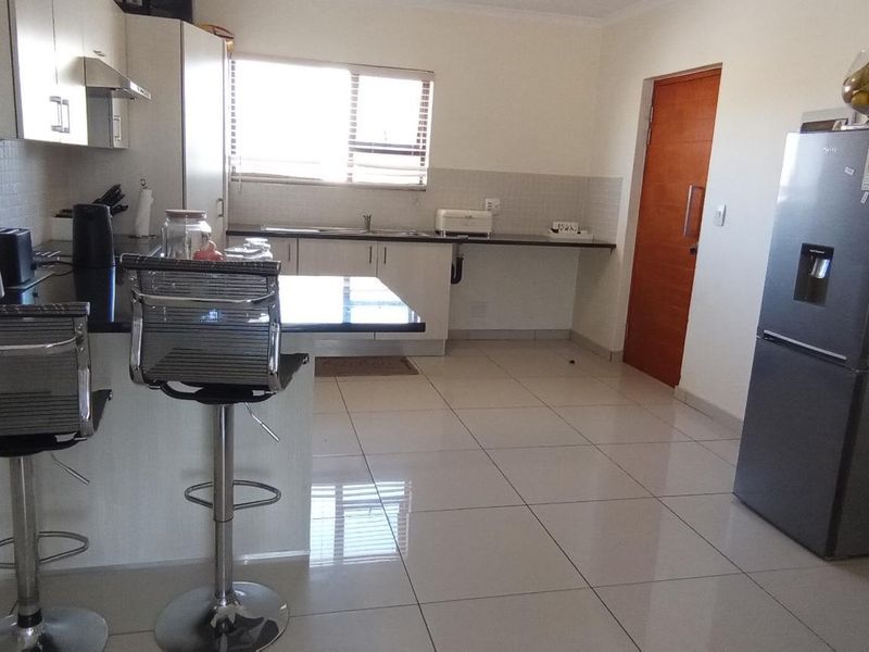 3 Beds Apartment FOR SALE in Pomona. - Photo 2