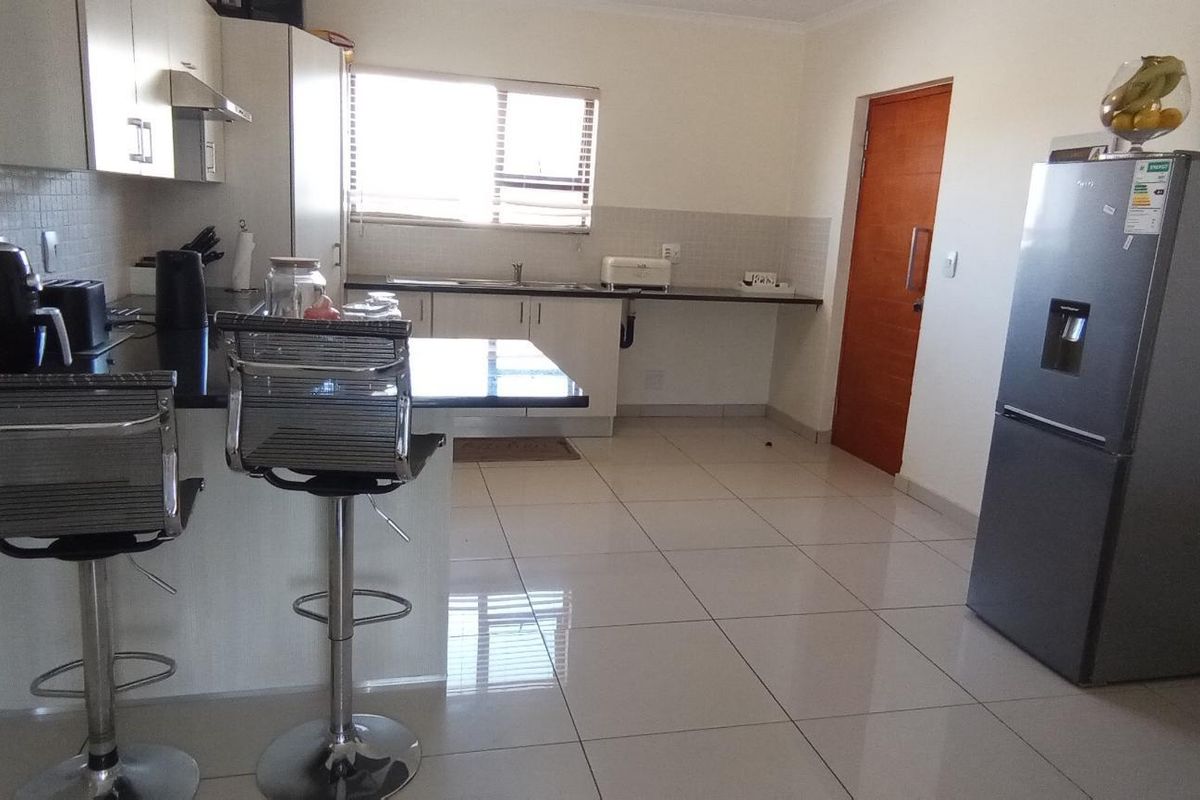 3 Beds Apartment FOR SALE in Pomona. - Photo 2