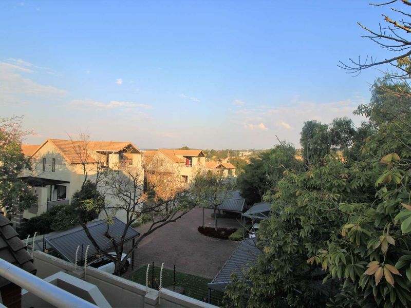 Beautiful Two Bedroom Penthouse Loft Apartment in Excellent Complex - Photo 2