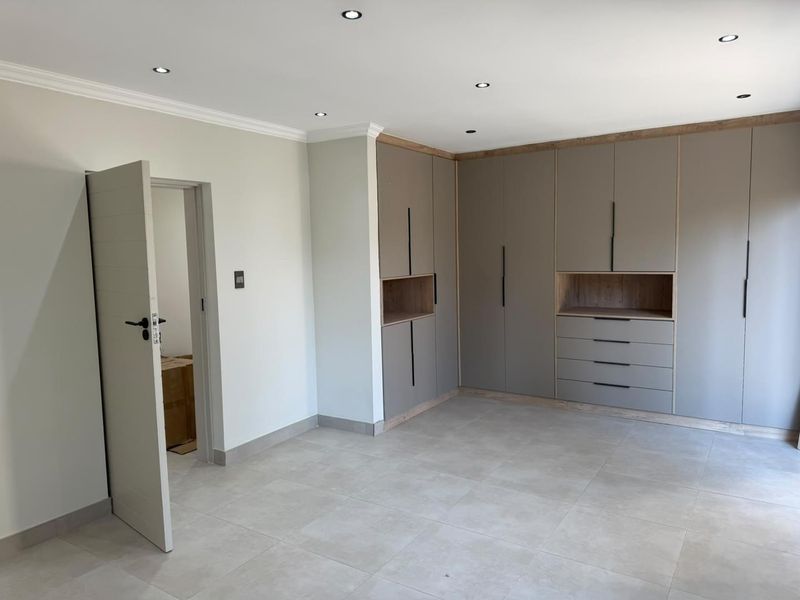 Newly Renovated 5-Bedroom Family Home with Swimming Pool - Photo 10