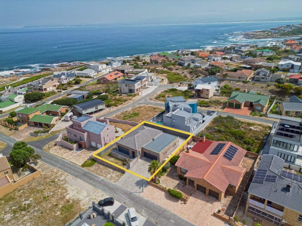 Indication of how close this Dwelling is to the Sea. Dwelling marked in yellow.
