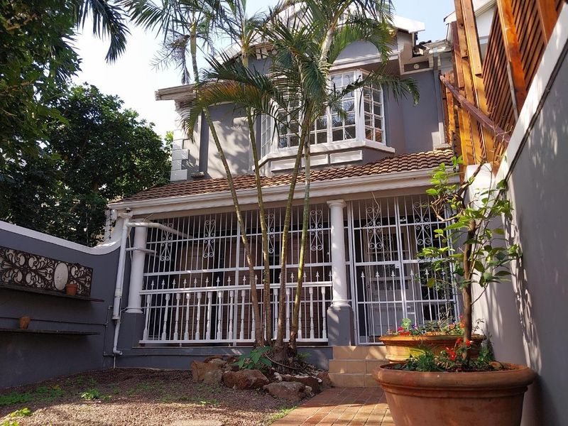 Well-Located 3-Bedroom Townhouse with Scope to Modernise - Photo 1