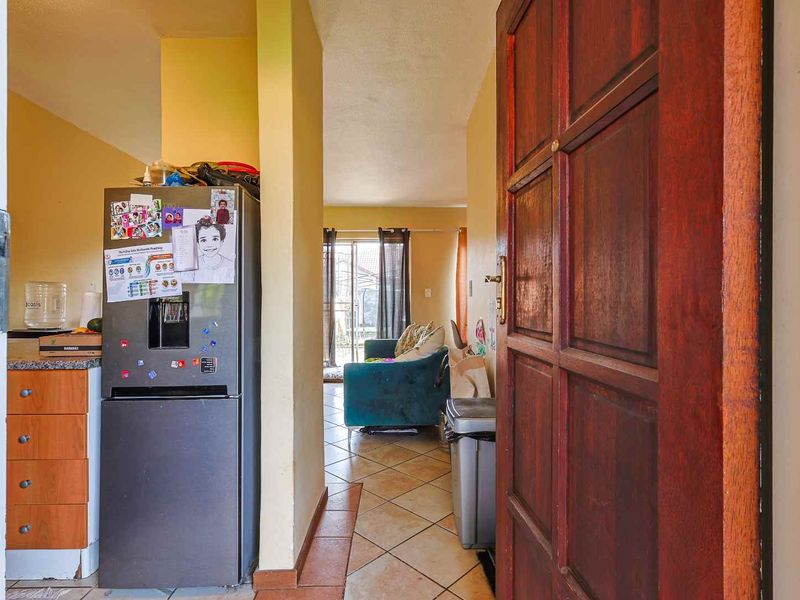 Charming and Secure 2-Bedroom Home - Photo 10