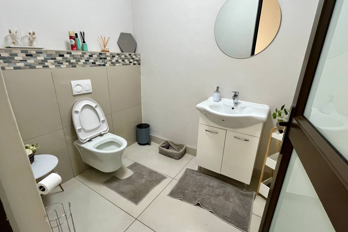 Modern Family Home in with Panoramic Views of Windhoek and mountains - Photo 4