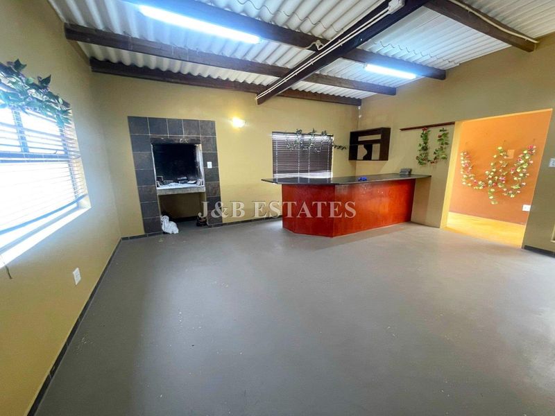 Modern 3-Bedroom House - Photo 3