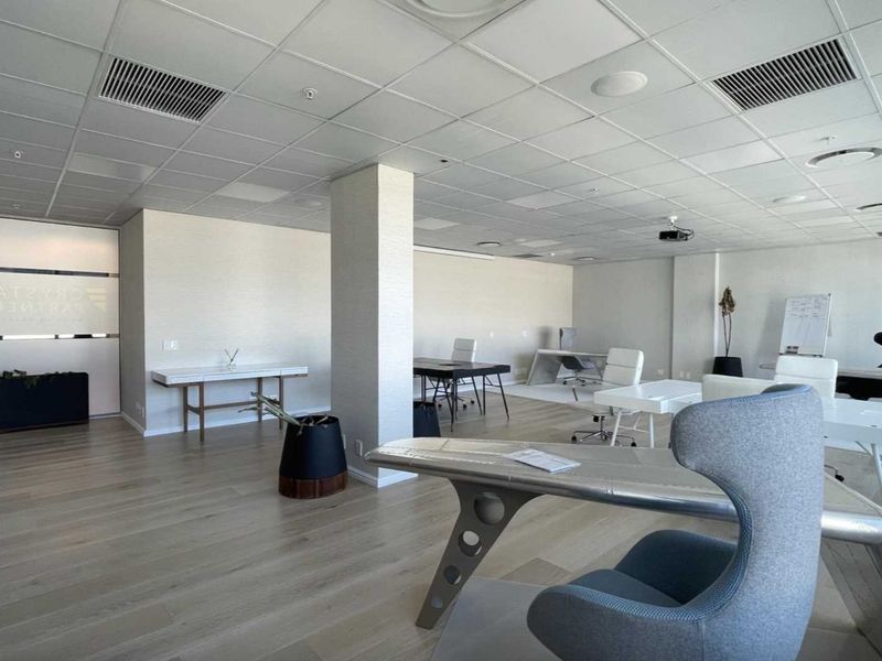 AAA-Grade 339m2 office on 8th floor of convention towers - Photo 8