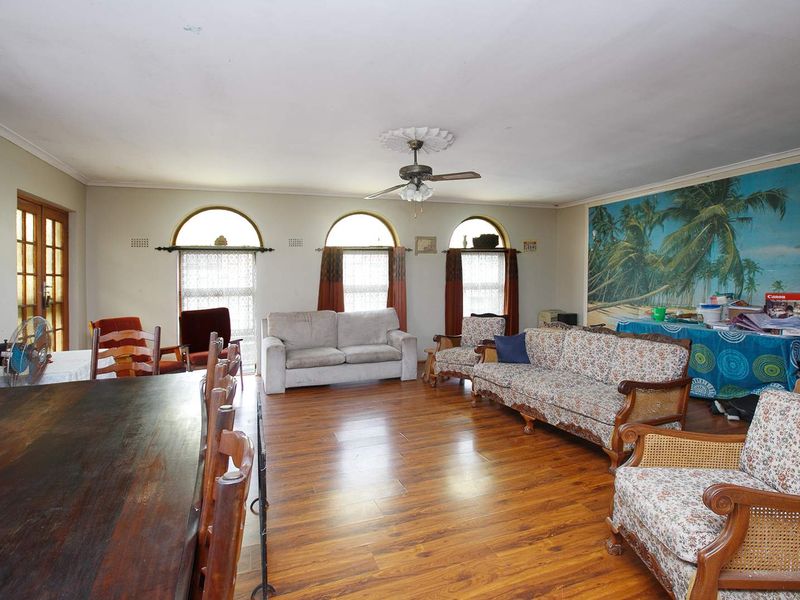 Spacious 5 Bedroom Home in Grassy Park - Photo 9