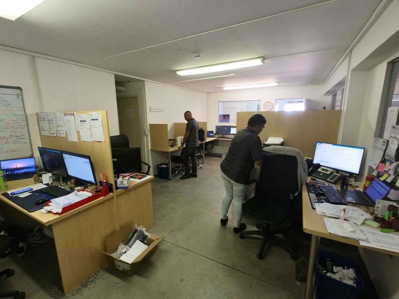 278m2 Industrial Warehouse To Let - Photo 10