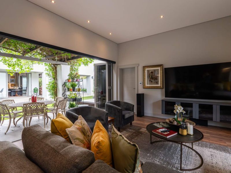 Elegant Family Home in Secure Paarl Winelands Estate - Photo 3