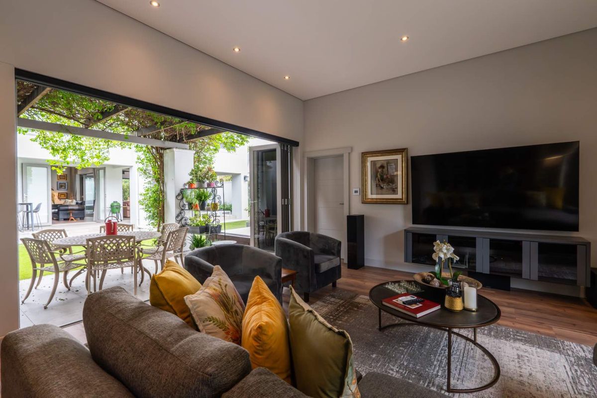 Elegant Family Home in Secure Paarl Winelands Estate - Photo 3