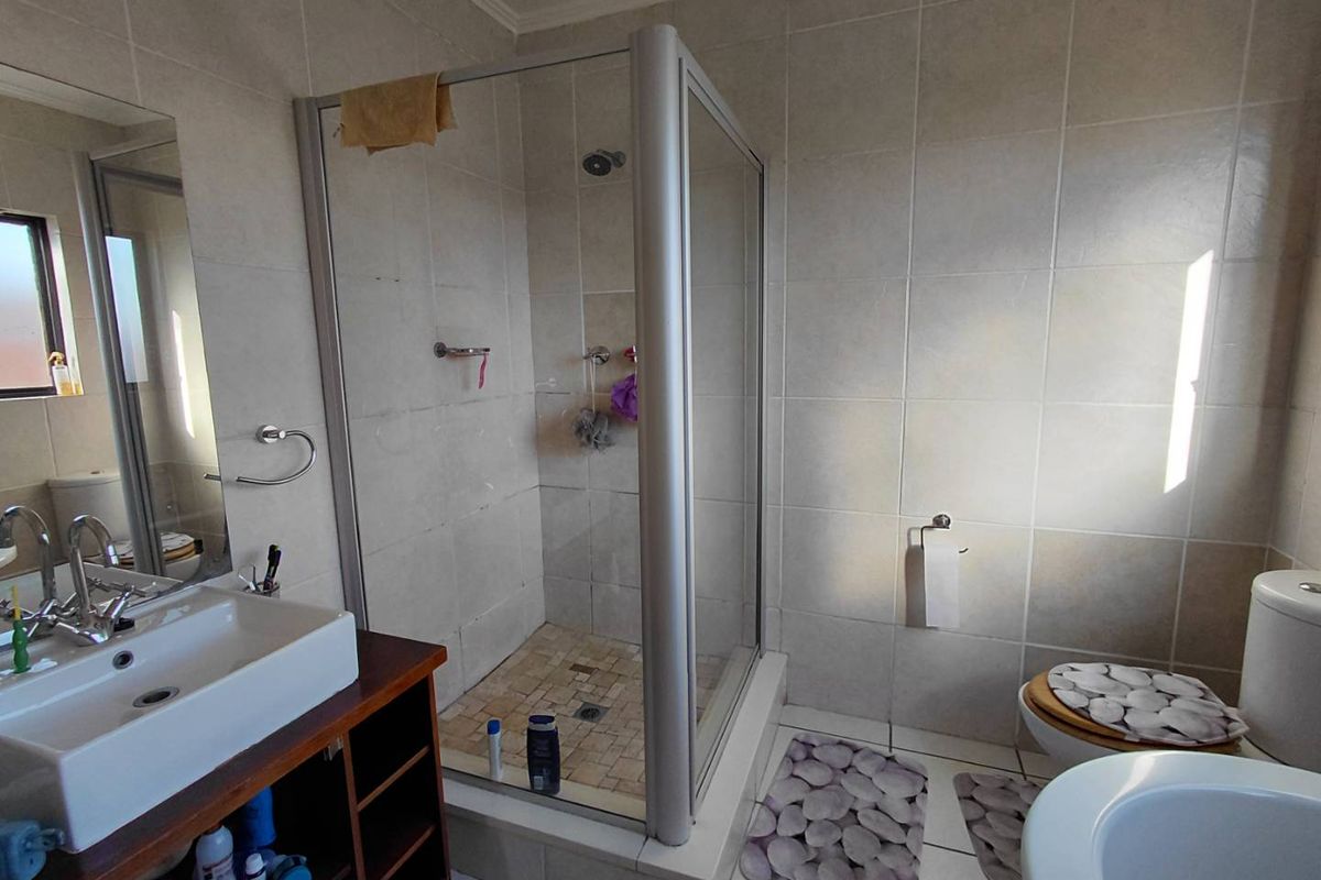 Sleek 2-Bed, 2-Bath Loft with Double Balcony in The Kanyin - Photo 5