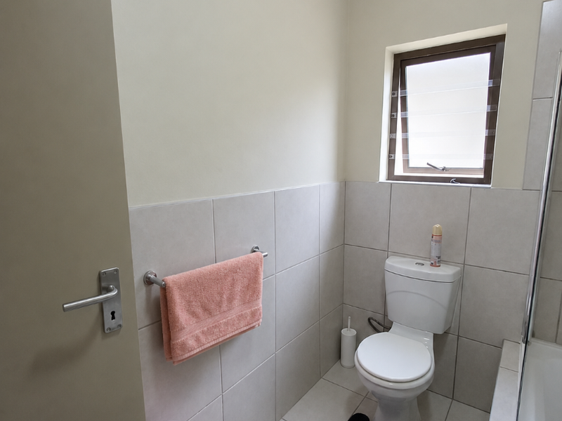 Chic Norton Park flat with open plan living - Photo 10