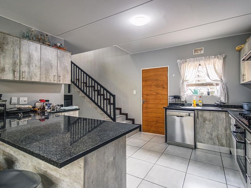 This one is a must view!! Need a lock up and go?? - Photo 6