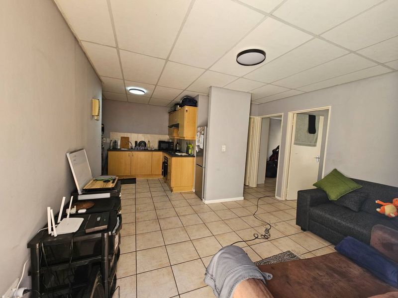 Lovely 2 Bed 1 Bath Apartment with private Stoep area and open plan living area with kitchenette - Photo 9