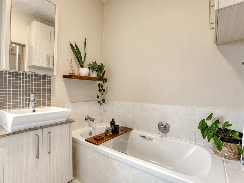 Modern Loft Apartment in Prime Lonehill Location - Photo 7