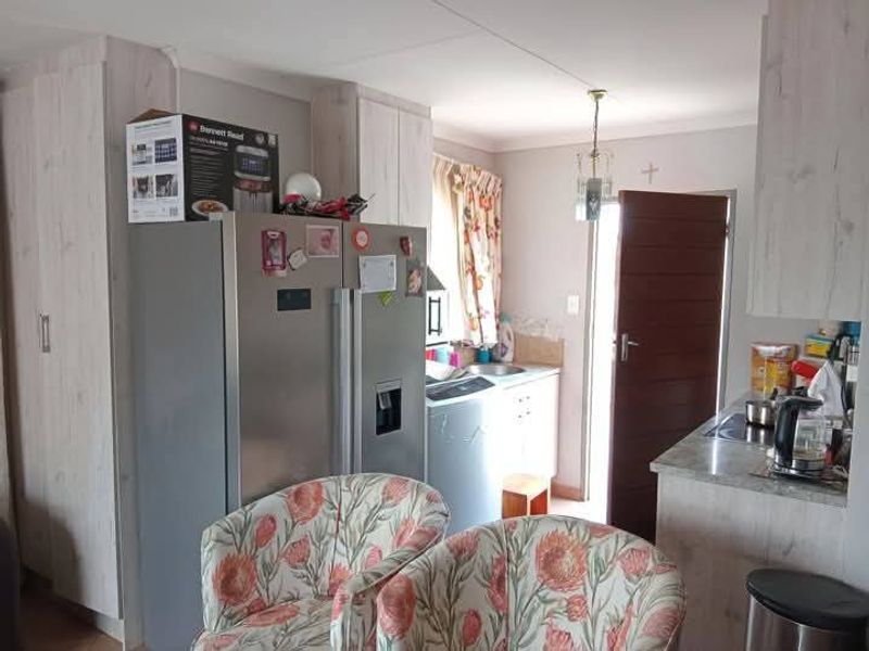 2 Bedroom, 1 Bathroom House for Sale in Lotus Gardens - Photo 5