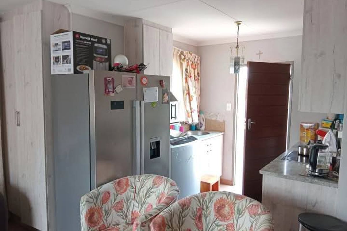 2 Bedroom, 1 Bathroom House for Sale in Lotus Gardens - Photo 5