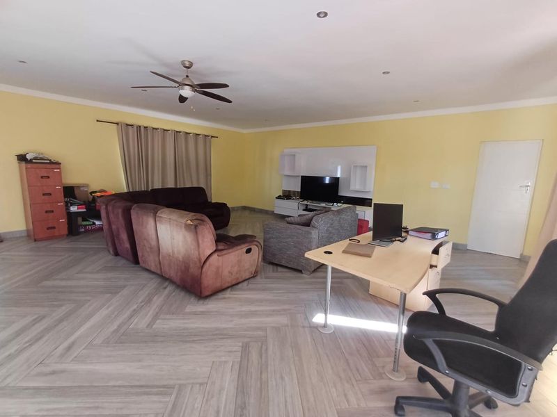 Serene Oasis: 4-Bedroom Home with Pool, Gardens, and Staff Quarters - Photo 5