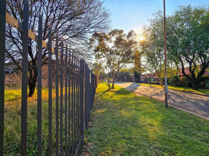 Ready to Build: Rare Dual-Dwelling Stand in Prestigious Pretoria East Suburb - Photo 2