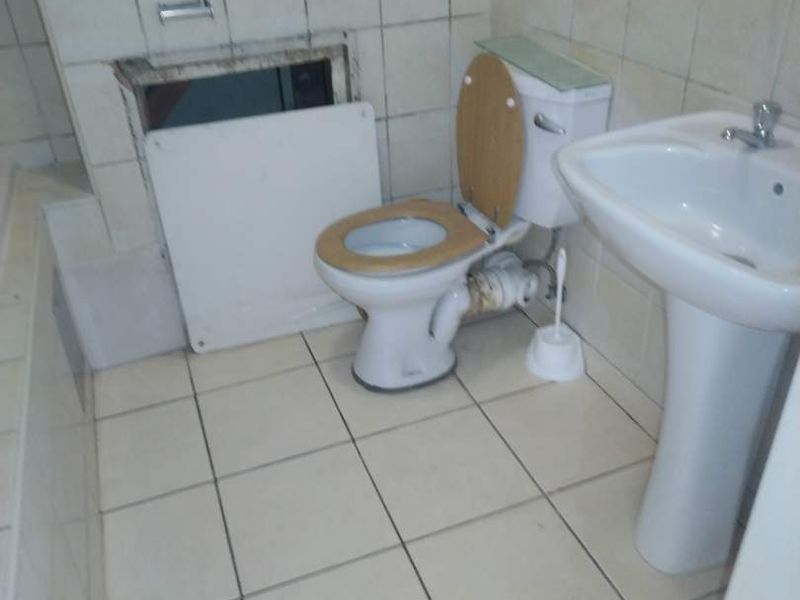 3 Bedroom in Zwartkop for rent - Photo 5