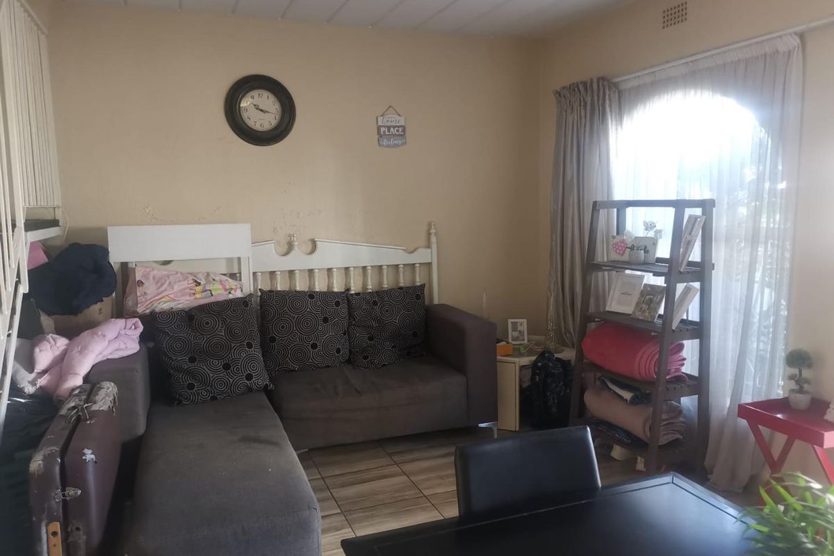 Close to schools and spar - Photo 4