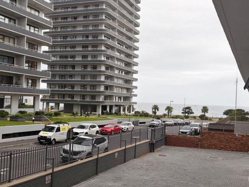 Spacious 2 bedroom apartment with enclosed balcony parking, Wi fi ready - Photo 2